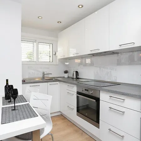 Appartement With Parking Space - 15841 Makarska